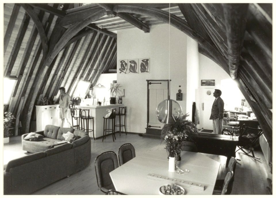 De oude kapel van het voormalig Ursulinenklooster, omgebouwd tot zolderkamer, in het Remonstrants hofje Isabella van Leeuwarden. NL-HlmNHA 54031411