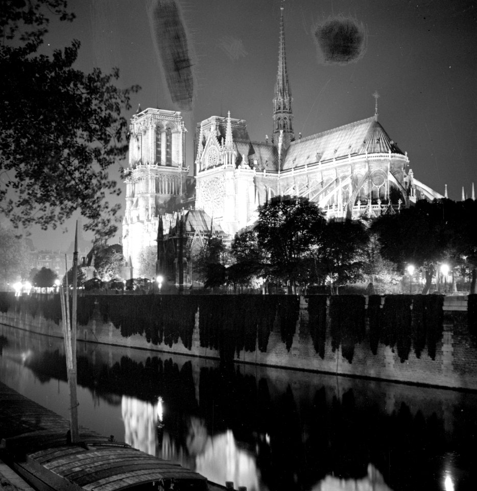 De Notre Dame verlicht, Bestanddeelnr 254-2075