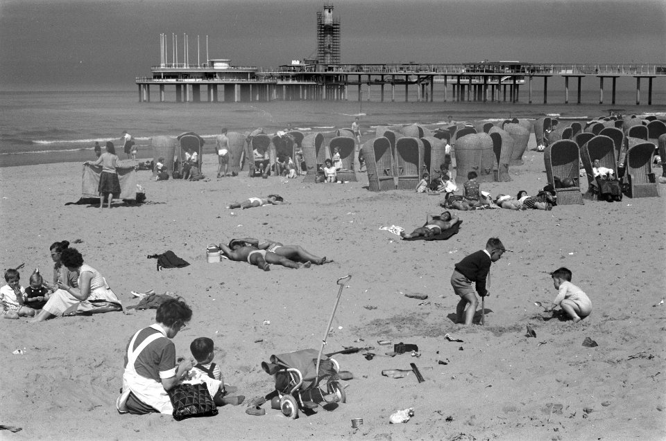 De nieuwe pier in Scheveningen Strandbeeld met achtergrond de nieuwe pier, Bestanddeelnr 912-4062