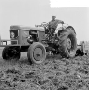De oogst 1964, de oogstwerkzaamheden op het land, Bestanddeelnr 916-6702