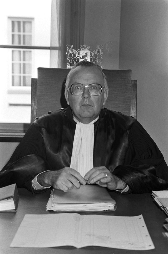 De Officier van Justitie, mr J. H Pieters, tijdens de eerste zittingsdag, Bestanddeelnr 931-6868