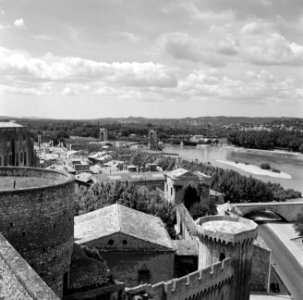 De oever van de Rhône, met rechts een stukje van de Pont Saint-Bénézet (Le Pont , Bestanddeelnr 254-0235