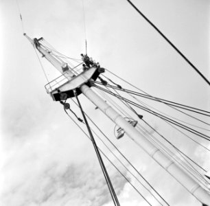 De mast van de ms Nestor op weg naar Suriname, Bestanddeelnr 252-2130