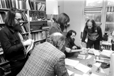 De ontslagen Dennendal directeur Carel Muller overlegt met Jan Mulder (staflid, , Bestanddeelnr 926-9958