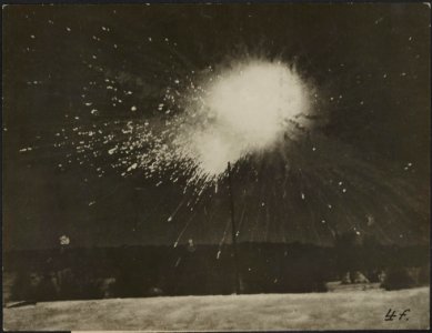 De ontploffing van een phosphorbom, die door de Duitsche vliegers bij aanvallen , Bestanddeelnr 158-1970