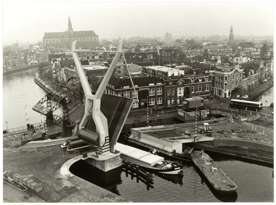De oude en de nieuwe Langebrug nog naast elkaar. De nieuwe brug (de verfroller) is van architect Asselbergs., NL-HlmNHA 54035278