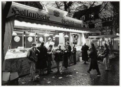 De oliebollenkraam van familie Brouwer voor het Proveniershuis. NL-HlmNHA 54034107