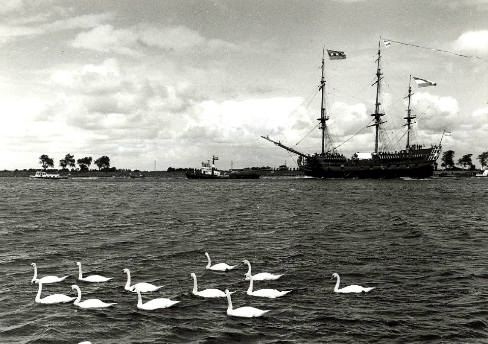 De Oostindiënvaarder Amsterdam op weg naar IJmuiden om zich aan te sluiten tijdens de opening van Sail 1990. Aangekocht van United Photos de Boer. - Negatiefnummer 32768 k 19 a. - Gepubliceerd in het 