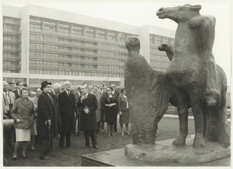De onthulling van het standbeeld De Heilige Elisabeth van Thüringen met Burgemeester de Gou (met hoed), beeldhouwer Mari Andriessen (rechts daarnaast) en directeur-geneesheer Dr. J. van Ma, NL-HlmNHA 54003065