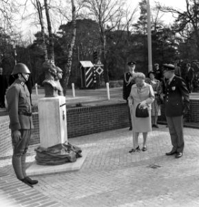 De onthulling van het borstbeeld, Bestanddeelnr 930-2122