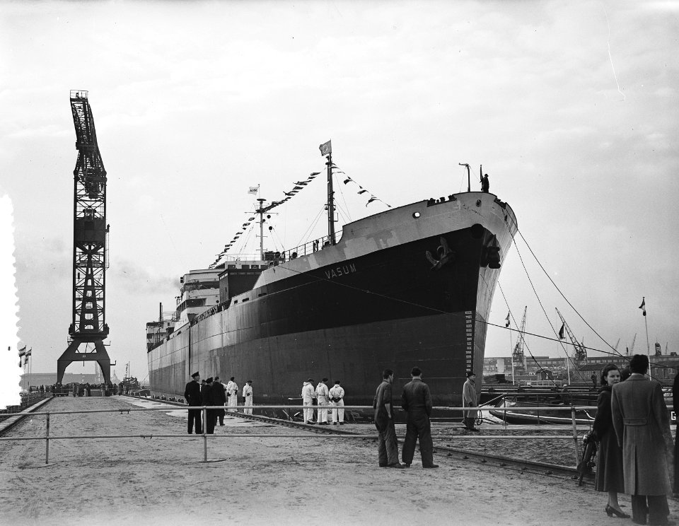 De op de NDSM werf gebouwde tanker Vasum wordt door sleepbout Anna Cornelia , Bestanddeelnr 907-4593