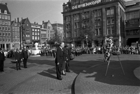 De Oorlogsgravenstichting plaatst een krans bij het Nationaal Monument Amsterdam, Bestanddeelnr 924-9230