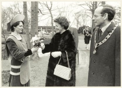 De opening van de 34ste Keukenhof bloemententoonstelling door Prinses Margriet. Naast haar staat burgemeester Gerrits van Lisse. NL-HlmNHA 54013861 1