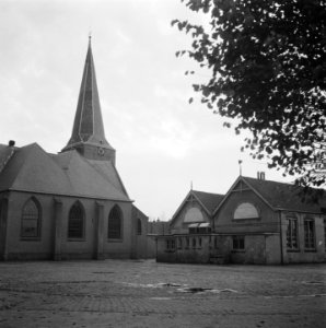 De oude kerk en de school op de markt waar in oktober 1944 de mannen werden verz, Bestanddeelnr 901-0031