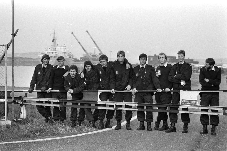 De ME in de haven van IJmuiden om het transport van radioactief afval uit Pette…, Bestanddeelnr 931-6583