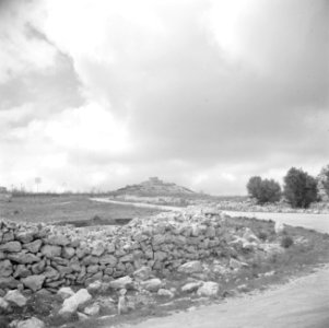 De oude weg van Tel Aviv naar Jeruzalem met op de achtergrond Castel, een op een, Bestanddeelnr 255-0867