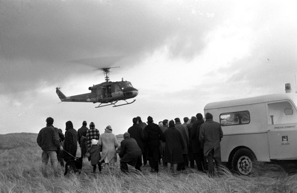 De opvarenden in de duinen na hun redding door een helikopter, Bestanddeelnr 918-4881