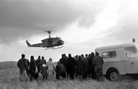 De opvarenden in de duinen na hun redding door een helikopter, Bestanddeelnr 918-4881