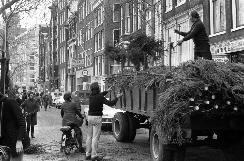 De kerstbomen worden uitgeladen, Bestanddeelnr 926-8673