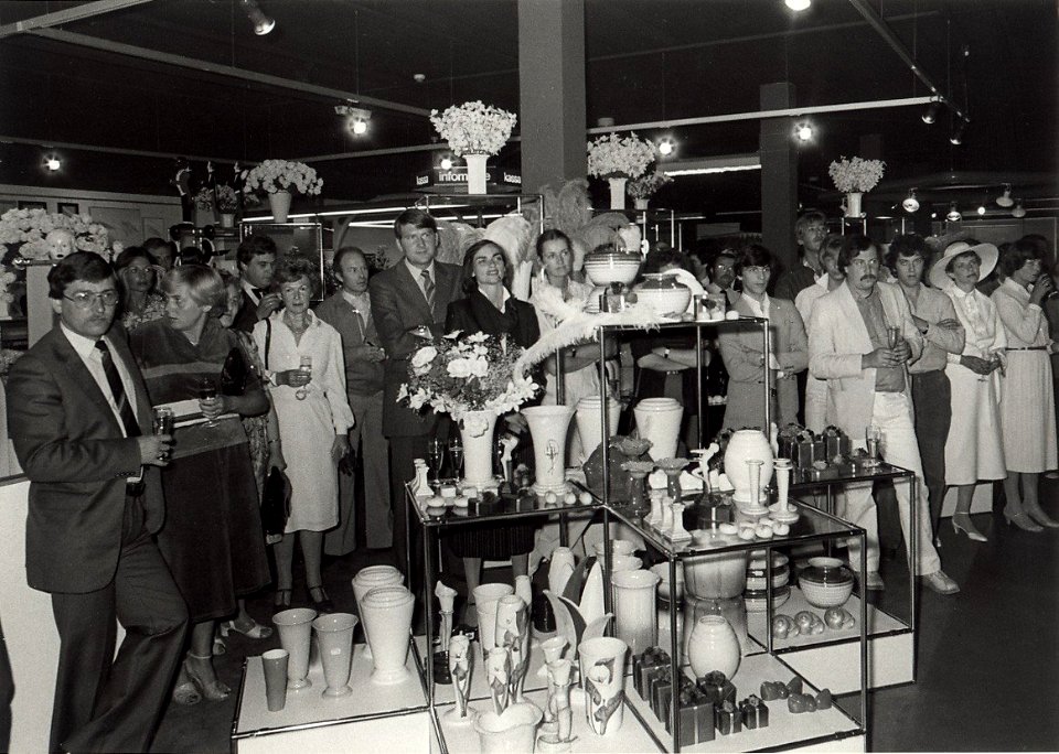 De opening van de Bijenkorf in de Kruisstraat. Geschonken in 1986 door United Photos de Boer bv. - Negatiefnummer 19390 k 24. Identificatienummer 54-016959