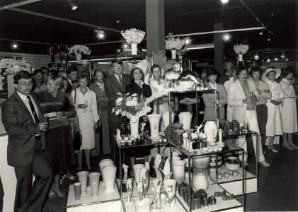 De opening van de Bijenkorf in de Kruisstraat. Geschonken in 1986 door United Photos de Boer bv. - Negatiefnummer 19390 k 24. Identificatienummer 54-016959