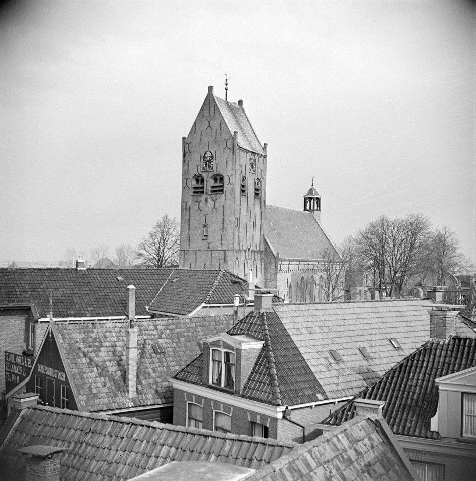 De kerk van Grouw met op de voorgrond een zeilmakerij, Bestanddeelnr 191-0663