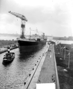 De op de NDSM werf gebouwde tanker Vasum wordt door sleepbout Anna Cornelia , Bestanddeelnr 907-4597