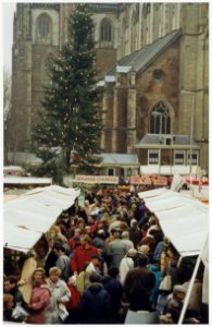 De kerstmarkt, op de achtergrond de kerstboom, geschonken door zusterstad Osnabrück t.g.v. Haarlem 750 jaar. NL-HlmNHA 54036085