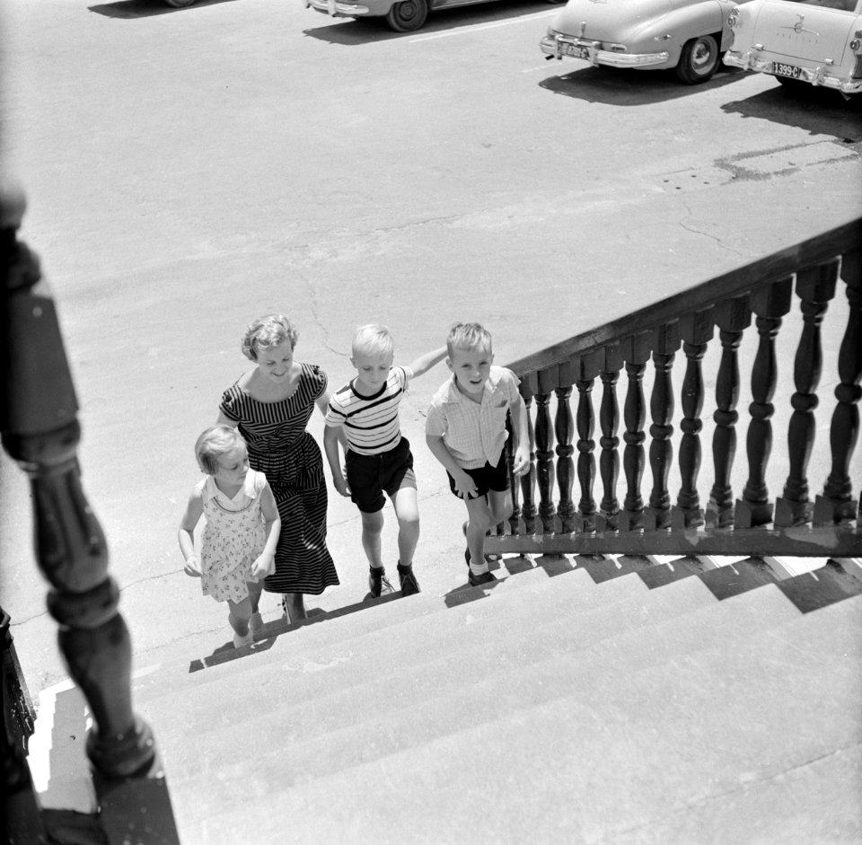 De kinderen van gouverneur Struycken, v.l.n.r. Pia, Thomas en Huib, op weg naar…, Bestanddeelnr 252-2822