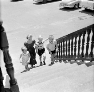 De kinderen van gouverneur Struycken, v.l.n.r. Pia, Thomas en Huib, op weg naar…, Bestanddeelnr 252-2822