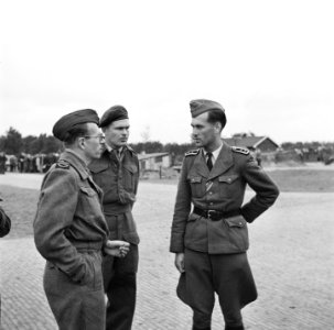 De oorlogscorrespondent van het ANEP, Ton van Beers en een Canadese garde-offici, Bestanddeelnr 900-3414
