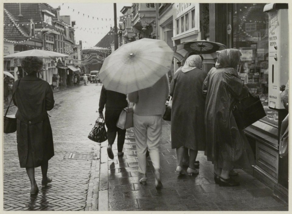 De Kerkstraat op een regenachtige dag. NL-HlmNHA 54005330
