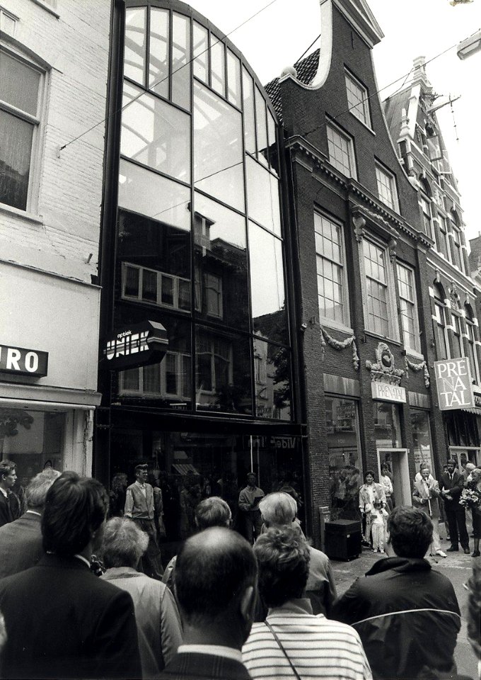 De opening van Optiek Uniek aan de Barteljorisstraat. (Architect Oosterhuis uit Zwanenburg). Op de dag van de opening stonden in de etalage geen poppen maar mensen om de diverse monturen te etaleren A
