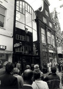 De opening van Optiek Uniek aan de Barteljorisstraat. (Architect Oosterhuis uit Zwanenburg). Op de dag van de opening stonden in de etalage geen poppen maar mensen om de diverse monturen te etaleren A