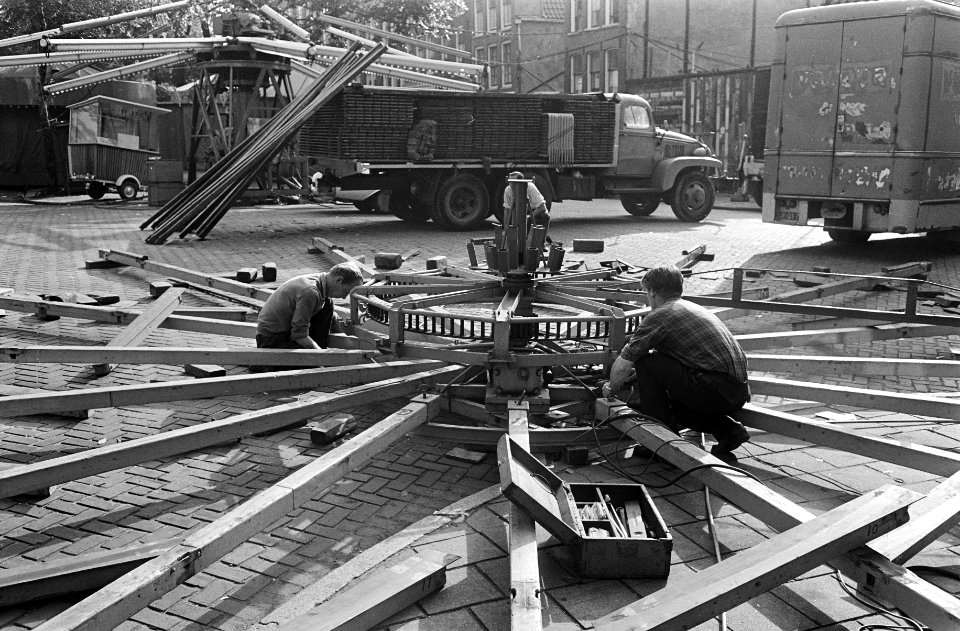 De kermis op de Palmgracht wordt opgebouwd, Bestanddeelnr 921-6721