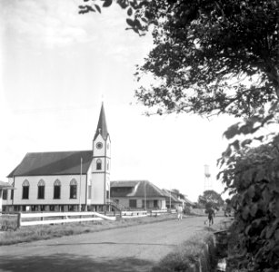 De kerk en de school in Moengo, Bestanddeelnr 252-6587