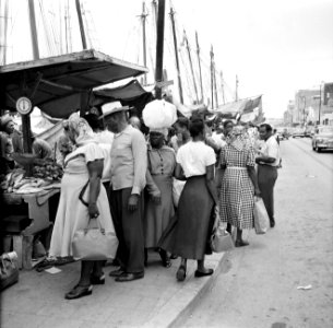 De markt aan de De Ruyterkade in Willemstad, Bestanddeelnr 252-2911