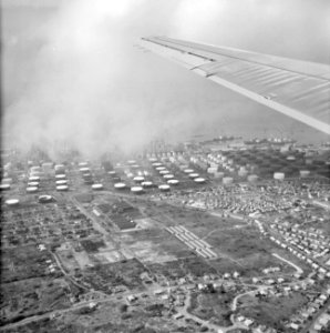 De Lago-raffinaderij in Sint Nicolaas op Aruba vanuit de lucht, Bestanddeelnr 252-3415
