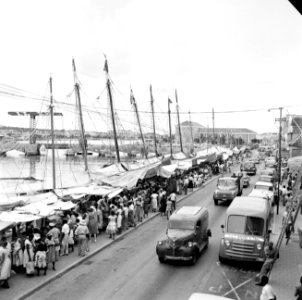 De markt aan de De Ruyterkade, Bestanddeelnr 252-2934