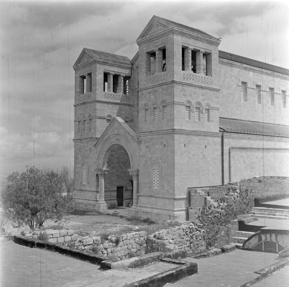 De kerk van de Verheerlijking op de Taborberg in Galilea vanuit het zuidwesten m, Bestanddeelnr 255-0922