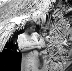 De militair Poot bij een moeder en kind in het Indianendorp Matta in Suriname, Bestanddeelnr 252-6385