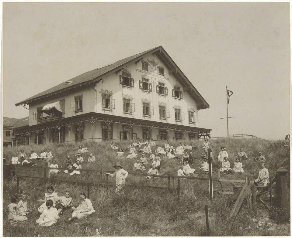 De kinderen van het Haarlems Kindertehuis in de Thorbeckestraat voor het tehuis, Inventarisnummer NL-HlmNHA 24122