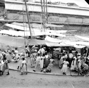 De markt aan de De Ruyterkade, Bestanddeelnr 252-2932