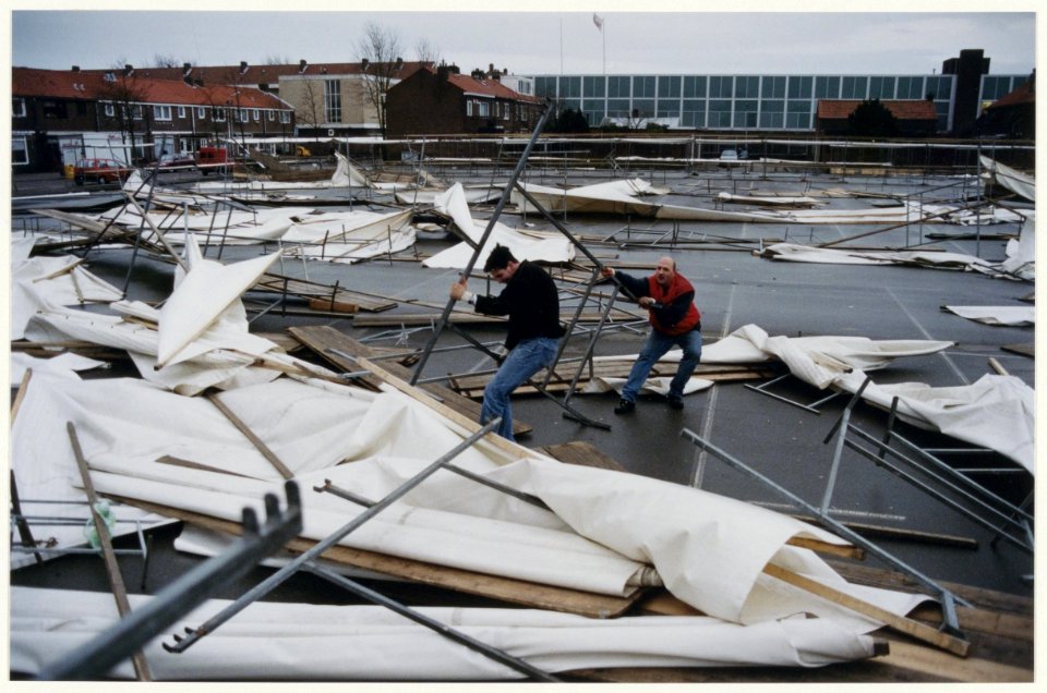 De markt op het Velserduinplein in IJmuiden eindigde in een chaos door windkracht 7., NL-HlmNHA 54036995