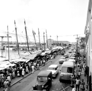 De markt aan de De Ruyterkade, Bestanddeelnr 252-2933
