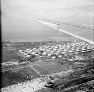 De Lago-raffinaderij in Sint Nicolaas op Aruba vanuit de lucht, Bestanddeelnr 252-3418