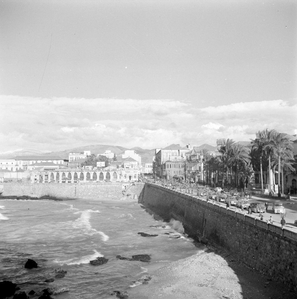 De Middelandse zee kust en de Avenue des Francais in de stad Beiroet, Bestanddeelnr 255-6207