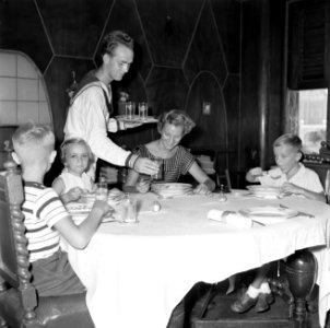 De kinderen van gouverneur Struycken aan het diner. V.l.nr. Thomas, Pia en Huib, Bestanddeelnr 252-2840