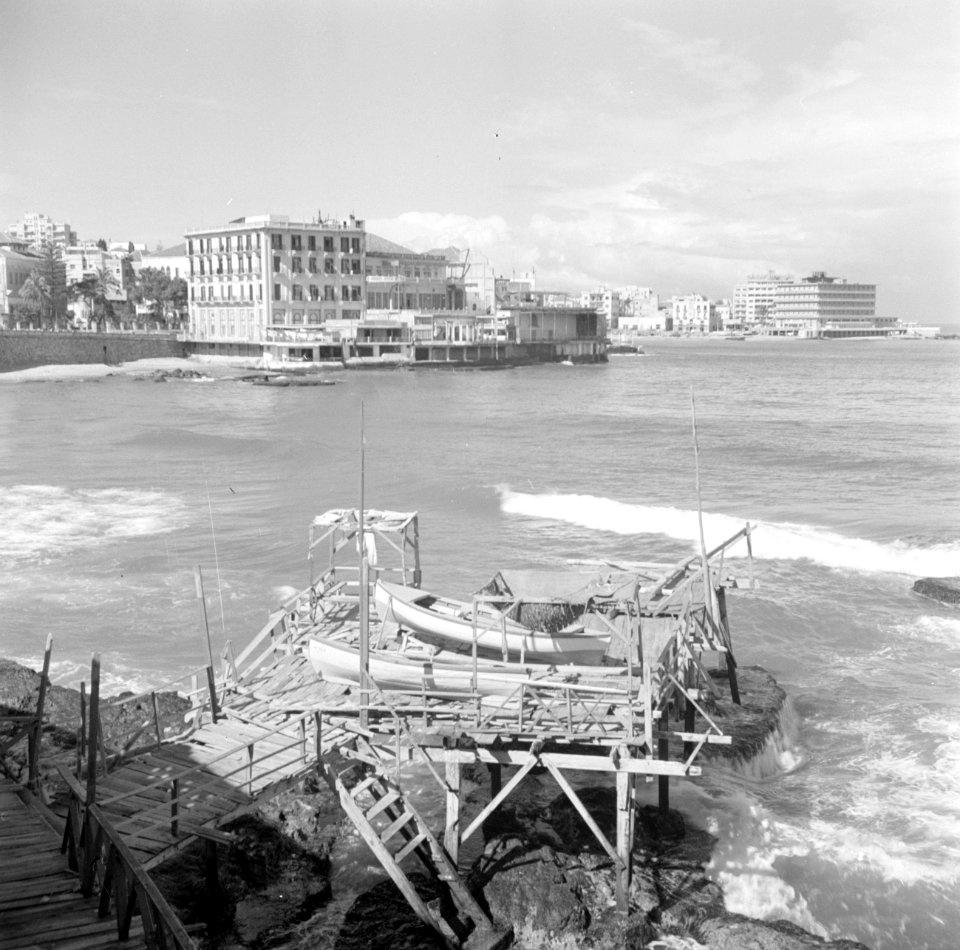 De Middelandse zee kust en het Hotel St Georges, rechts, in de stad Beiroet, Bestanddeelnr 255-6210