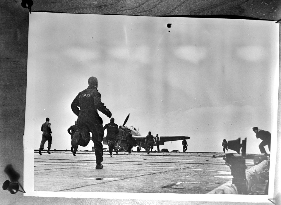 De Marine Luchtvaartdienst heeft een jagersquadron opgericht dat vanaf vliegdeks, Bestanddeelnr 934-8638